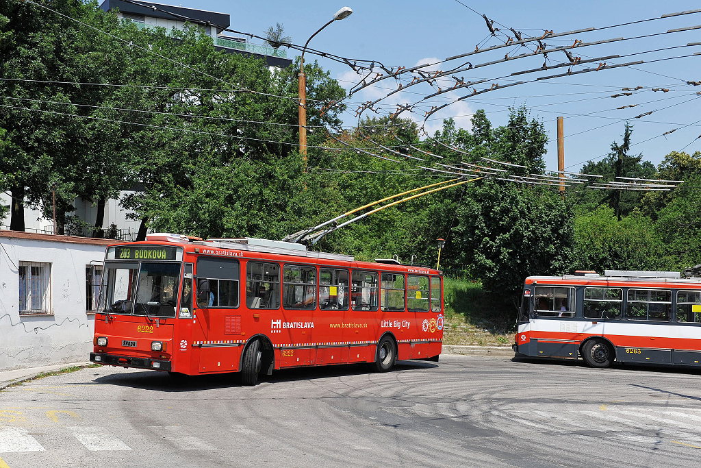 6222 Bratislava (10.7. 2013) -  modernizovaný trolejbus v roce 2007 typu 14 TrM na lince 203 vyráží z konečné zastávky Koliba 
