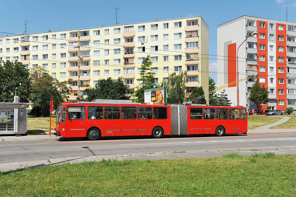 6630 Bratislava (8.7. 2013) - trolejbus Škoda 15 Tr 13/6M z roku 2001 v zastávce Komárovská