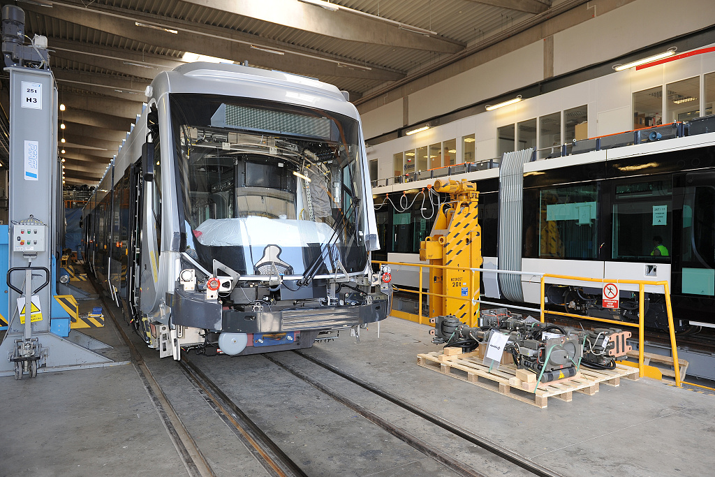 Rozpracované tramvaje ve výrobní hale, vlevo typu 28T pro turecké město Konya, vpravo 26T pro maďarský Miskolc