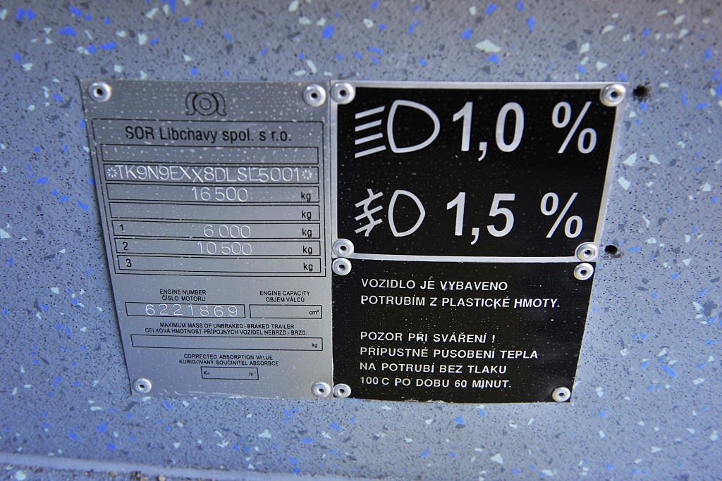 Výrobní štítek u předních dvěří (28.9. 2013)
