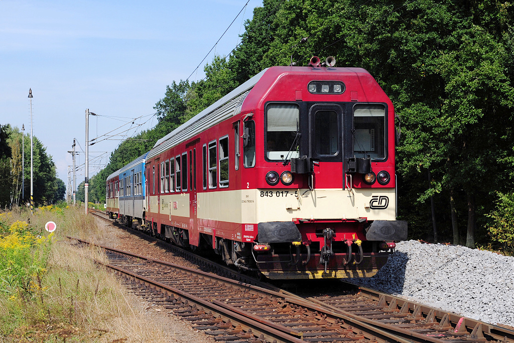 ŽST Stéblová - spěšný vlak do Pardubic v místě odbočné výhybky na vlečku Prefa Čeperka