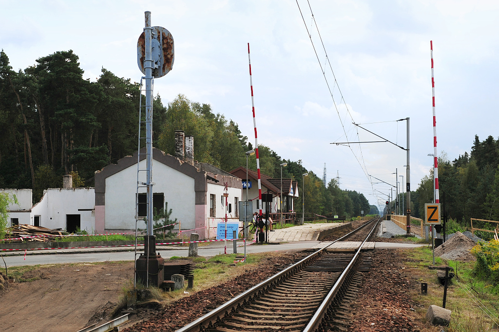 Zastávka Čeperka - opačný pohled směrem na Pardubice, vpravo provizorní nástupiště
