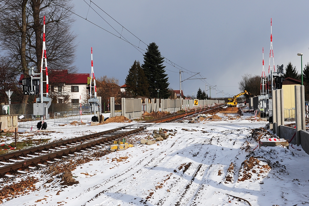 Krom novho zabezpeen pejezdu a elezninm spodku probhaj prce i na protihlukovch opatench