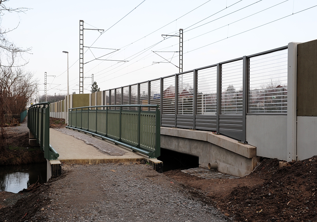 Čeperka - přemostění Labského kanálu, nově na opačné straně trati Čeperka - přemostění Labského kanálu, nově na opačné straně trati