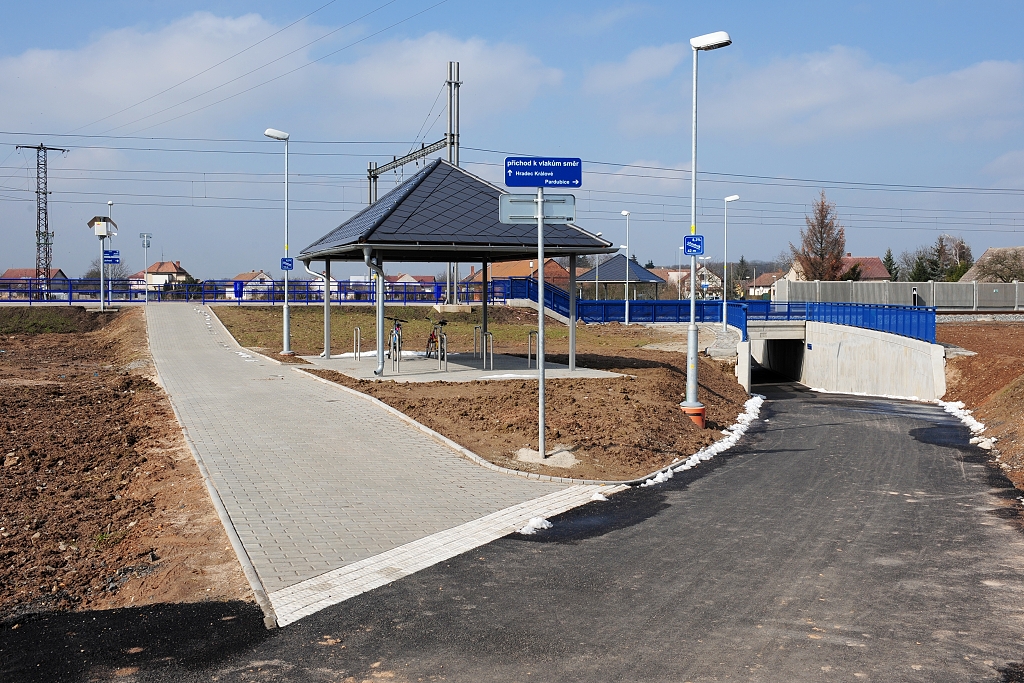 Opatovice nad Labem, přístupy pro cestující v okolí zastávky Opatovice nad Labem, přístupy pro cestující v okolí zastávky