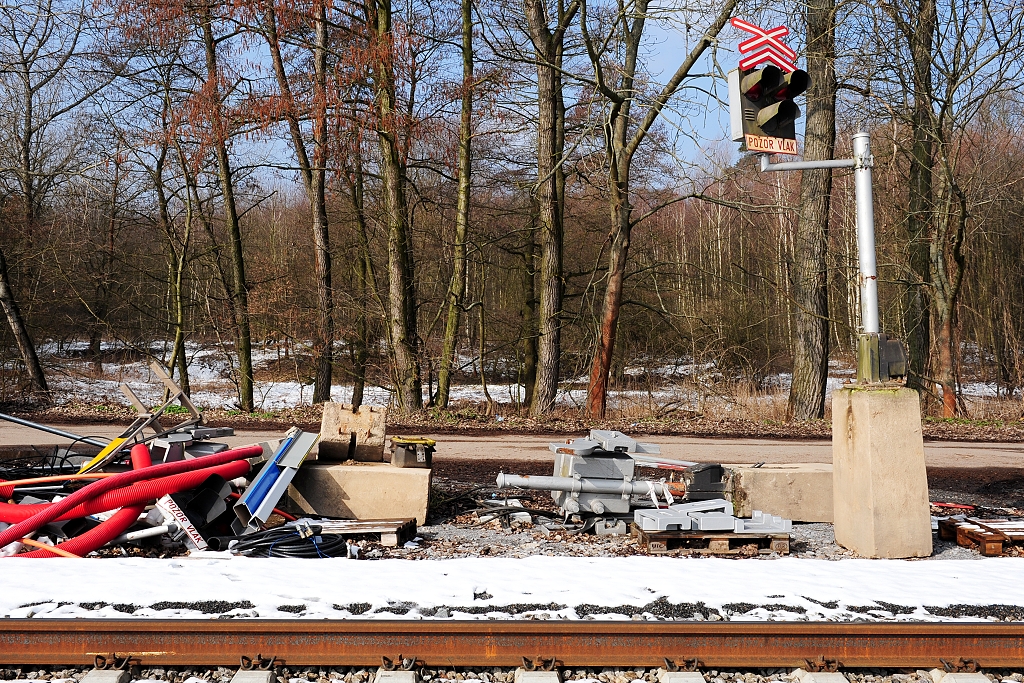 Demontované zabezpečovací zařízení přejezdu dočasně deponované ve stanici Demontované zabezpečovací zařízení přejezdu dočasně deponované ve stanici