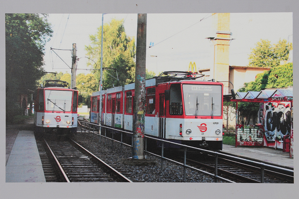 Historické foto s provozem ještě nerekonstruovaných tramvají KT8D5, foto z nástěnky na zastávce Hegermühle