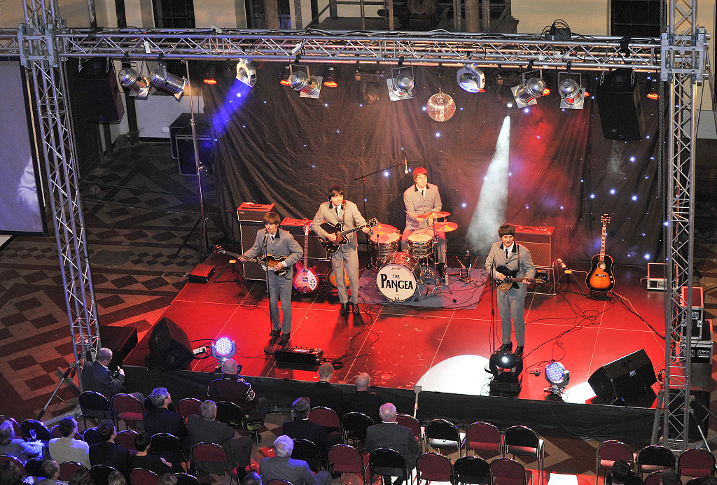 Po slavnostním zahájení a přivítání následoval první blok - koncert Beatles revival Po slavnostním zahájení a přivítání následoval první blok - koncert Beatles revival