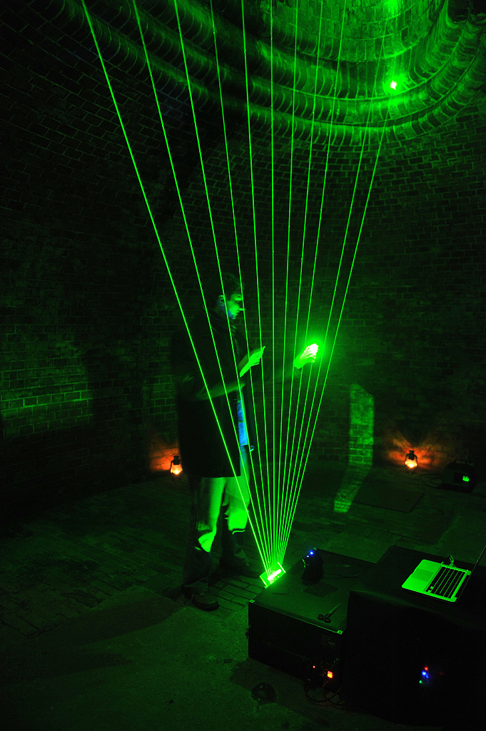 Jean Michel Jarre v Praze se svou laserovou harfou? Ne, ne, to jen jedna z rekvizit při prohlídce podzemího labirintu kanálů čističky Jean Michel Jarre v Praze se svou laserovou harfou? Ne, ne, to jen jedna z rekvizit při prohlídce podzemího labirintu kanálů čističky