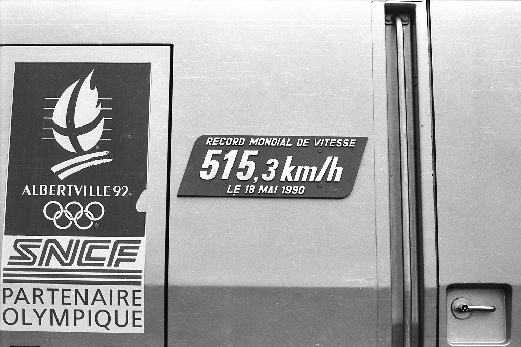 TGV 325 byla v té době slavná, její rychlostní rekord 515,3 km/h z roku 1990 připomínaly tabulky na soupravě