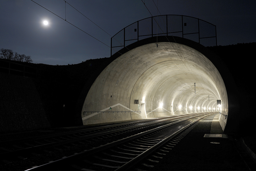 Tomický/Tomický II tunel (25.4. 2013) - úsek Tomice-Bystřice u Benešova (délka 324/254 m)