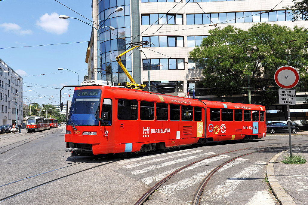 7105 Bratislava (8.7. 2013) - tramvaj typu K2 z roku 1977, v roce 1999 přeznačena na typ K2S na lince č.2 odstavená na trati z důvodu přetrženého převěsu na Floriánském náměstí 