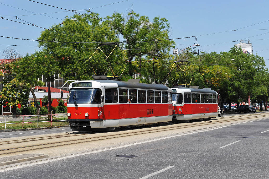 7703 Bratislava (8.7. 2013) -Typ T3P s upravenou skříní VarCB3 společně s inv. číslem 7706 (úprava Krnov 2006) na lince 9 v centru města
