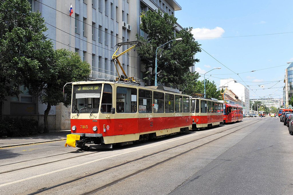 7915 Bratislava (8.7. 2013) - T6A5/I z roku 1991 na lince 3 při odstavení z důvodu strženého převěsu na Floriánském náměstí
