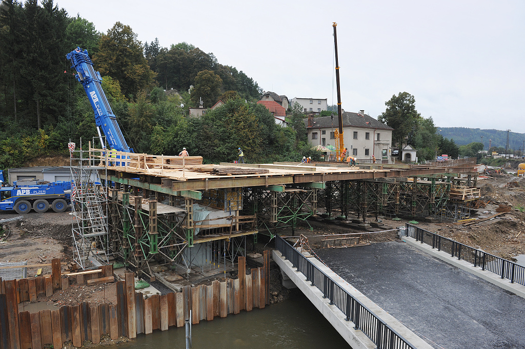Pohled na dokončené přemostění Třebovky a přípravné práce na mostním objektu přes komunikaci II/315 