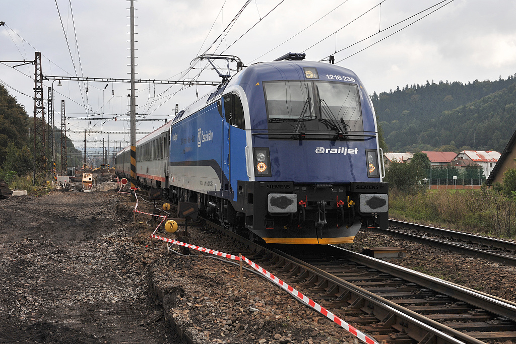 A překvapení nakonec v podobě průjezdu včera v Brně prezentované lokomotivy Taurus v novém barevném schématu ČD, který je již sladěn s právě vyráběnými jednotkám RailJet ČD - zatím na klasické soupravě vlaku vyšší kategorie