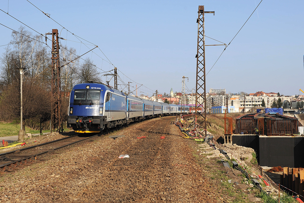 Stávající těleso koridorové tratě, vpravo výstavba nové železniční estakády v oblasti Mendrik