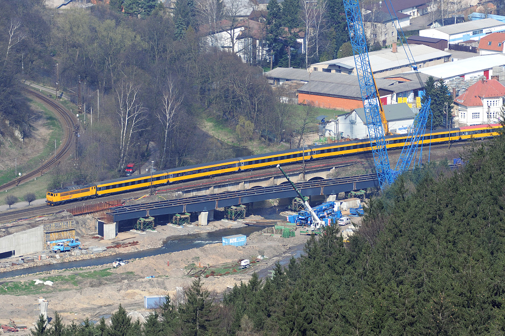 Pohled na postup prací na nové železniční estakádě v oblasti soutoku Třebovky a Tiché Orlice z Andrlova Chlumu