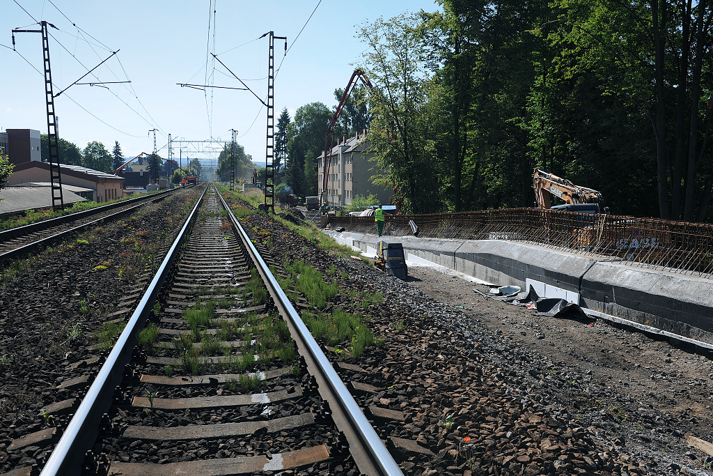 Pohled směr Česká Třebová, odkud se budou koleje odklánět na estakádu