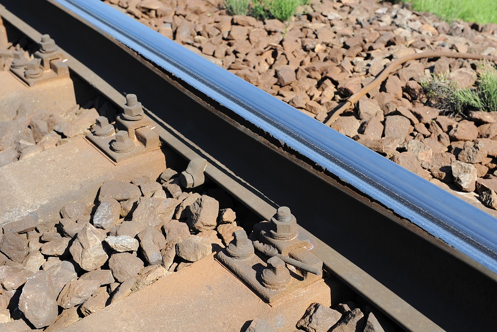 Detailní pohled na vnější pás kolejnice v ostrém oblouku stávající tratě, napřímením tratě tyto problémy odpadnou