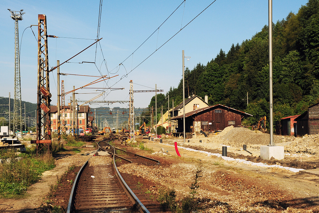 Kolej, která byla ještě před několika dny jedinou spojnicí Čech s Moravou, vpravo pak vytrhaná kolej na Letohrad