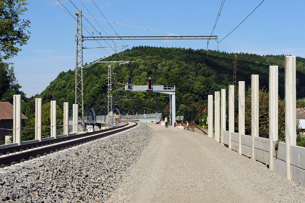 Vlevo nově provozovaná kolej č.1, vpravo úpravený železniční spodek pro kolej č.2 s lemujícímí zárodky PHS