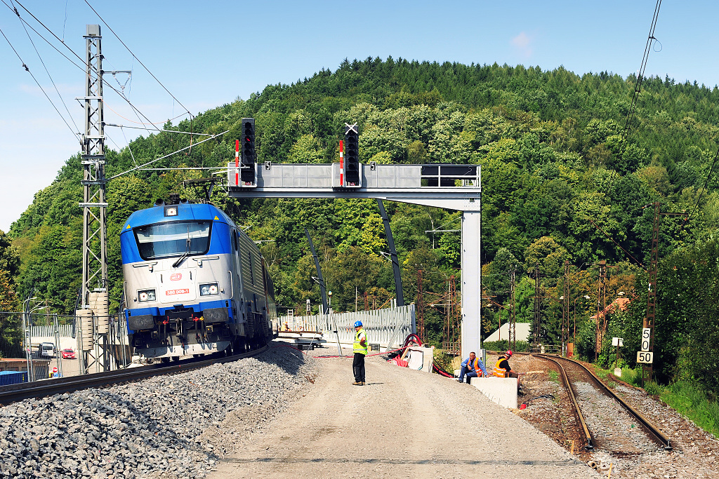 Patrn smrov a vkov posun koleje, narovnn oblouku (nov polomr oblouku R=752 m, peven D=136 mm) umon soupravm s naklpnm rychlost a 160 km/h 