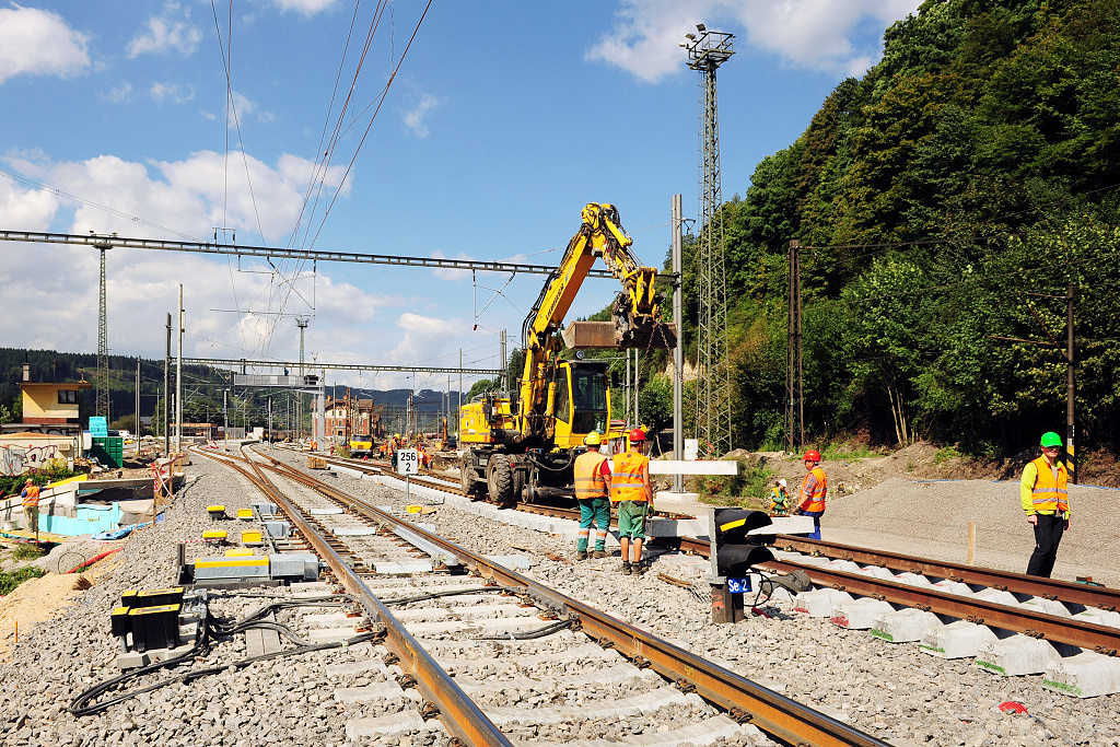 Příprava na vložení výhybky do koleje č.2, která umožní vjezd do letohradské skupiny kolejí Příprava na vložení výhybky do koleje č.2, která umožní vjezd do letohradské skupiny kolejí