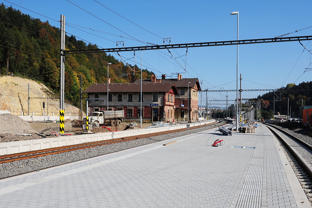 Pohled z ostrovního nástupiště v pražské skupině kolejí na opuštěnou výpravní budovu