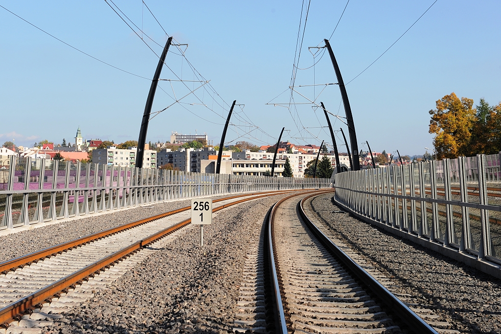Dokončená železniční estakáda ve směru Česká Třebová