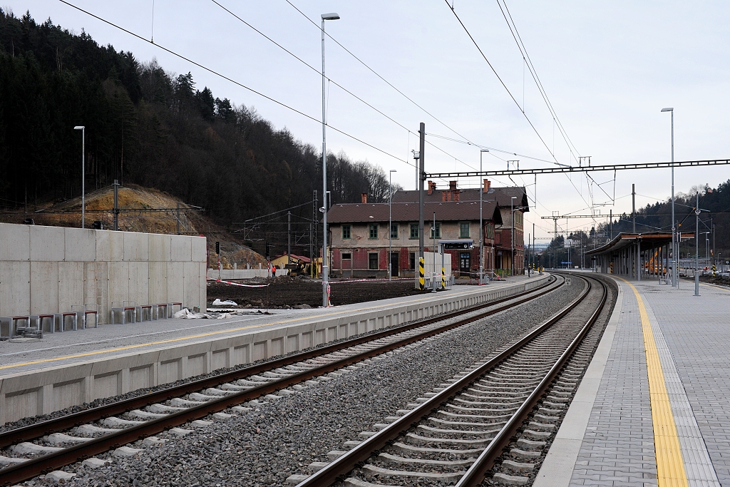 Hlavní koleje č.1 a 2, vlevo zeď pro přístřešek, vpravo ostrovní nástupiště pro vlaky směr Česká Třebová