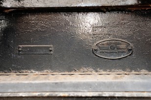 Výrobní štítek umístěný pod dveřmi