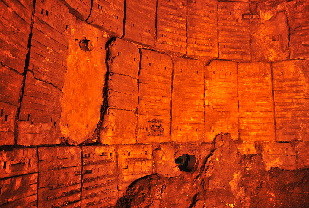Stěny pece tvořily šamotové pláty s chladícími trubkami, která bránily poškození pláště pece