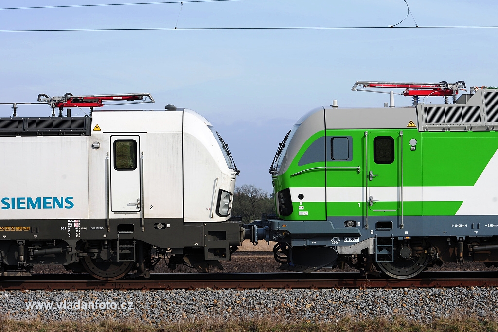 Porovnání čel lokomotiv - pro evropský trh (vlevo) a pro Finské železnice