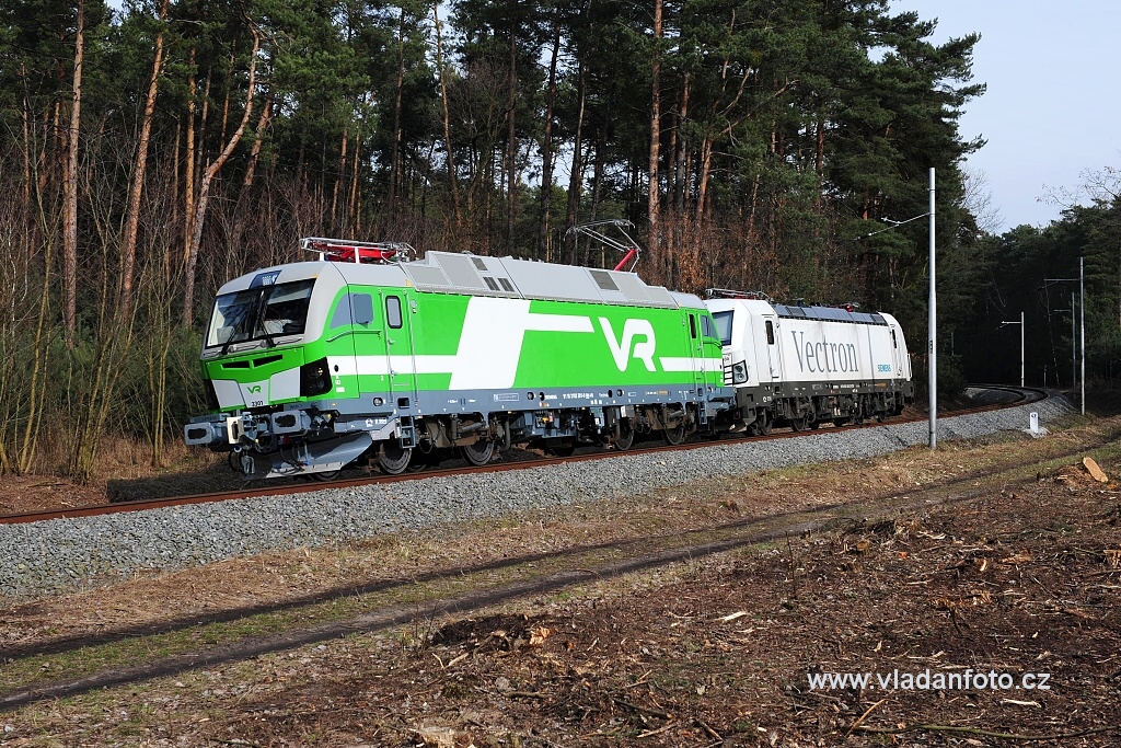 Testovací jízdy lokomotivy 103.301 Siemens určené pro Finské železnice (VR - Valtionrautatiet) - společně s 193.930 na malém zkušebním okruhu (27.2. 2016)