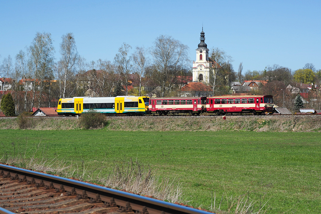 VT 650.74 Častolovice (21.4. 2015) - zde na konci soupravy společně s 810.655 směřující do RK (Solnice), Os 20222