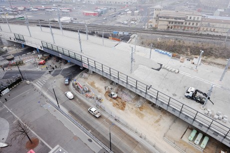 Dokončený mostní objekt a právě probíhající zaštěrkování (1.12. 2011)