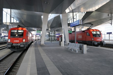 Regionální vlaky u nových nástupišť s lokomotivami 1116.185 1116.098
